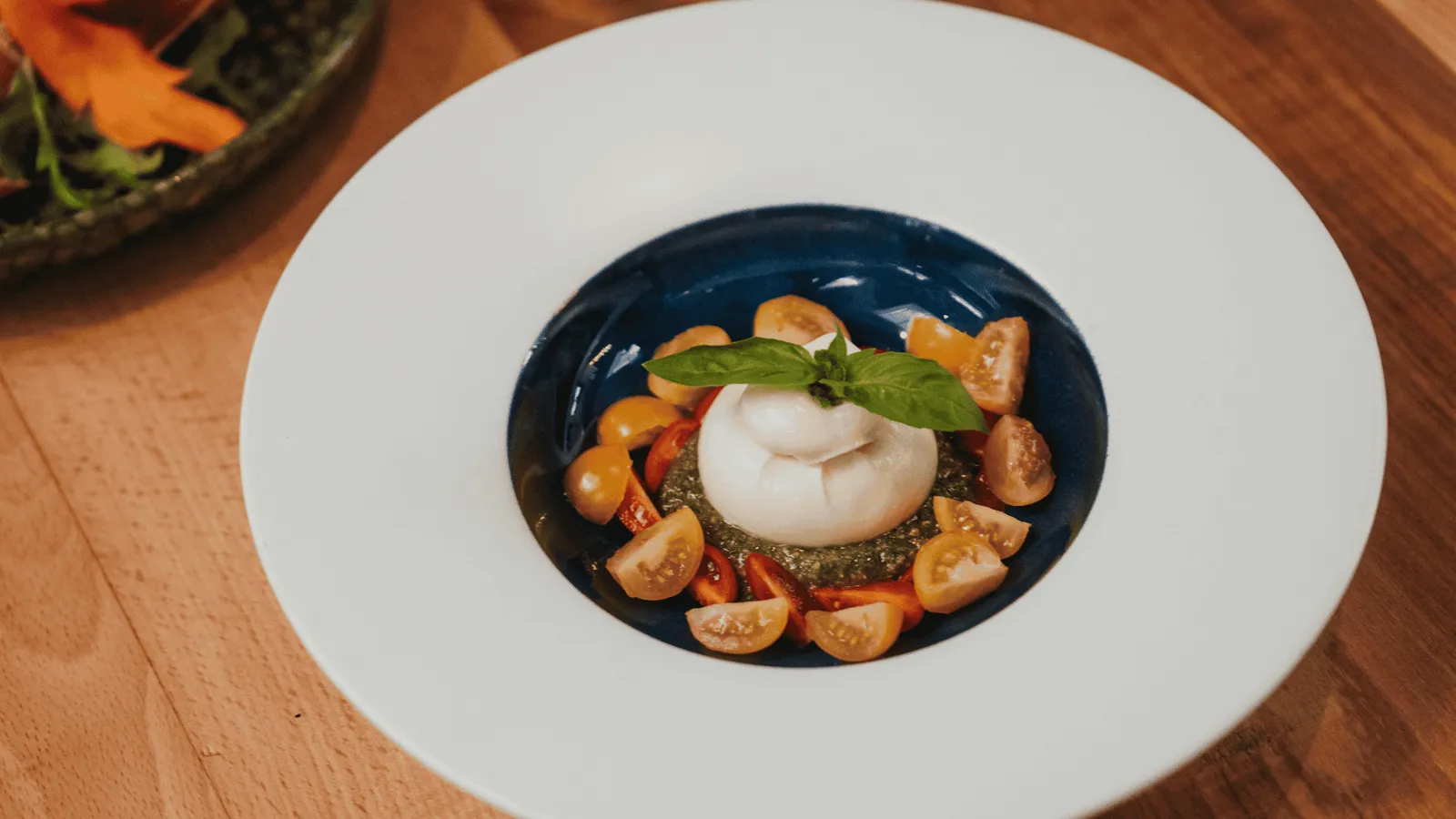 Burrata crémeuse, pesto et tomates cerises