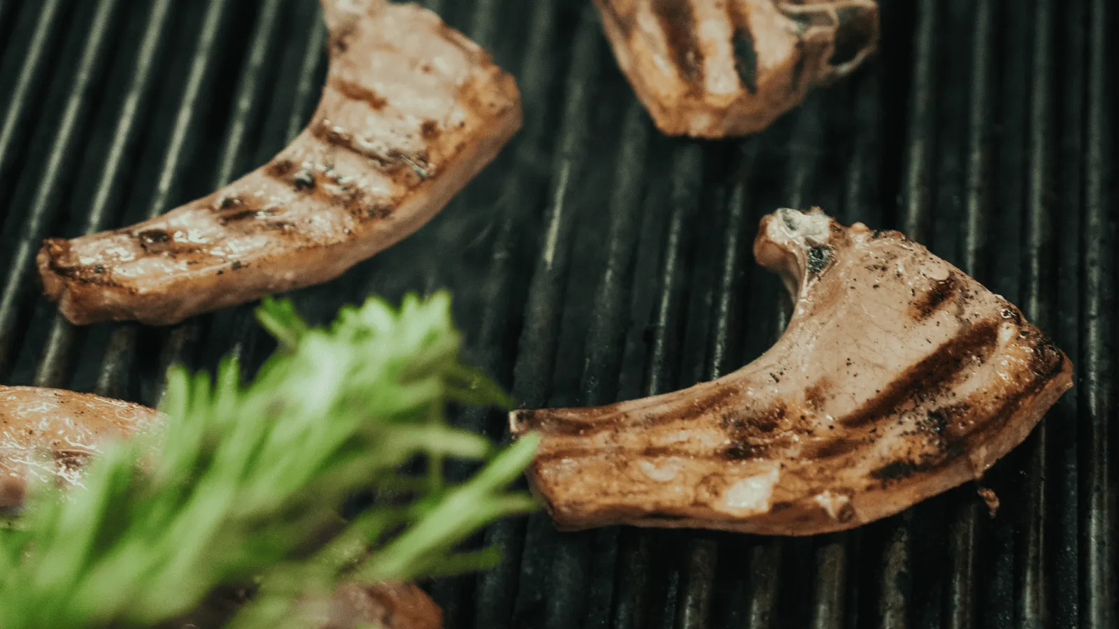 Côtelettes d’agneau grillées au romarin