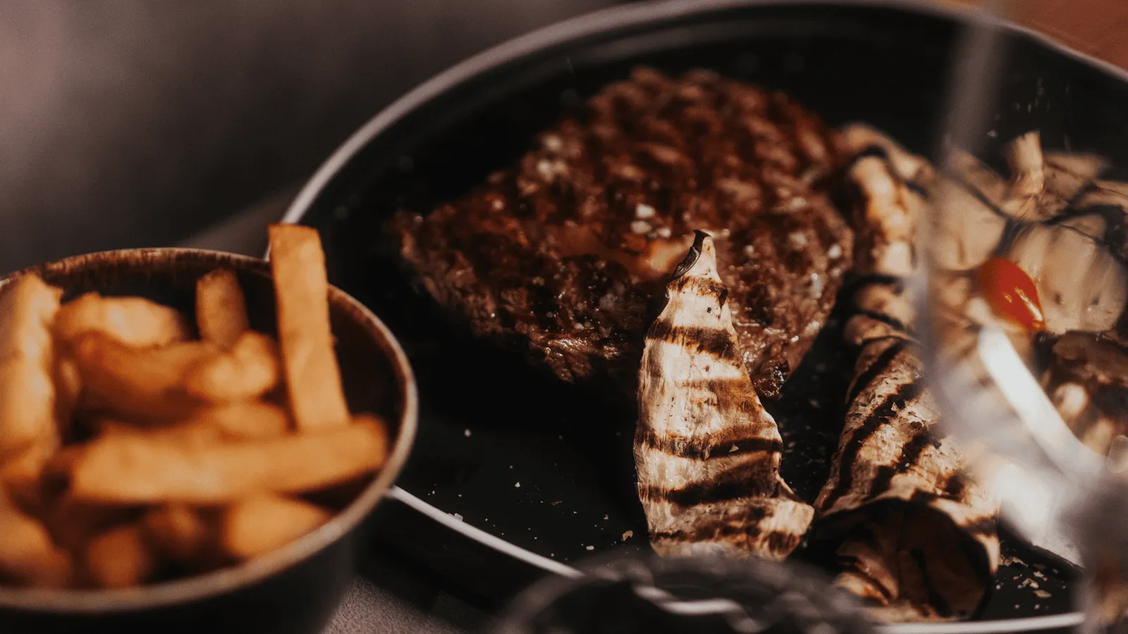 Entrecôte grillée, légumes et frites maison