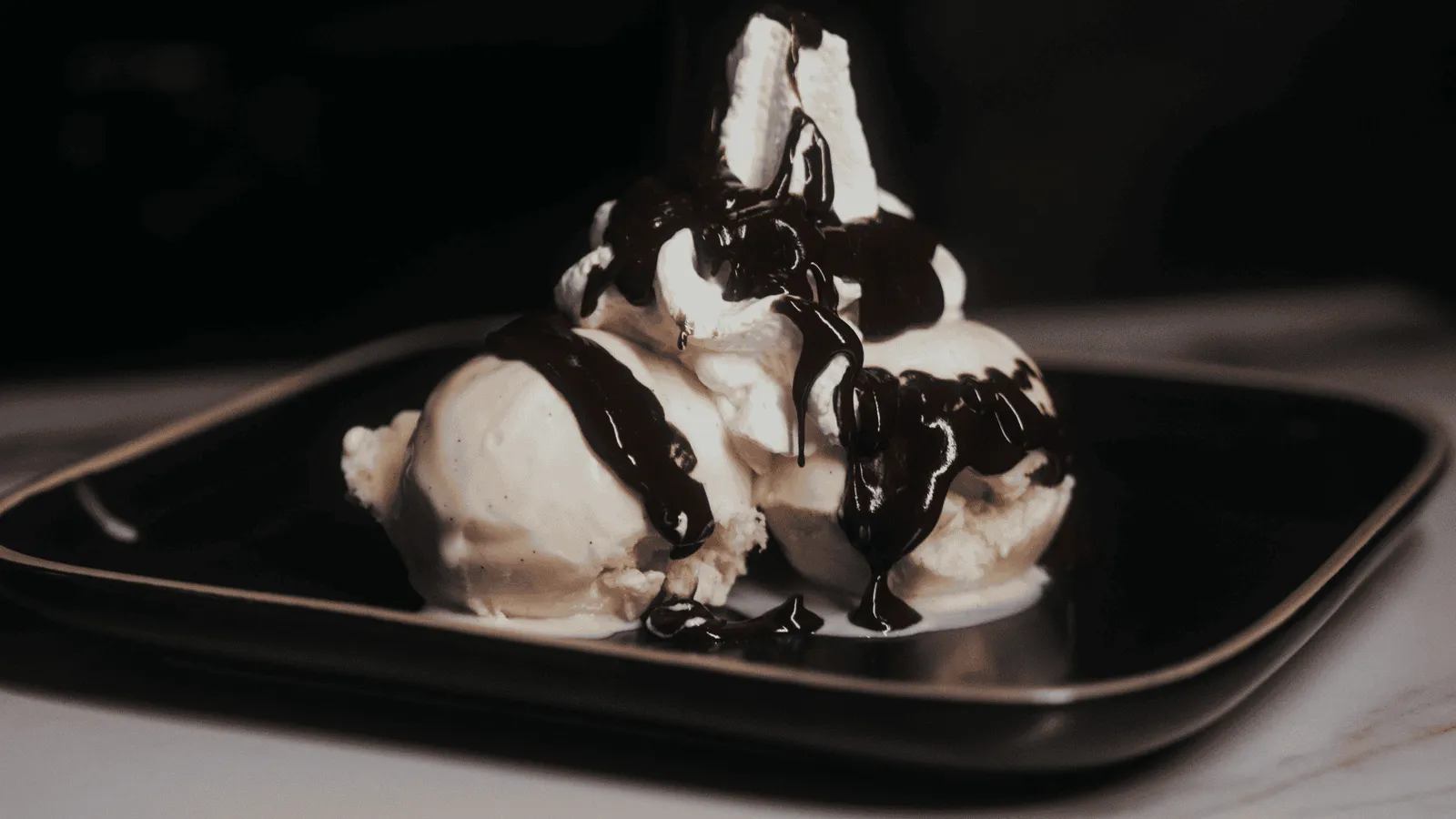 Glace vanille nappée de chocolat
