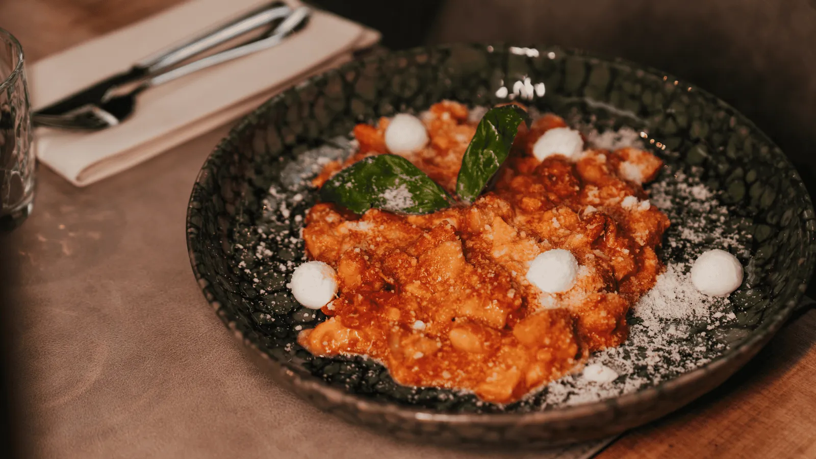 Gnocchi alla sorrentina, mozzarella et basilic