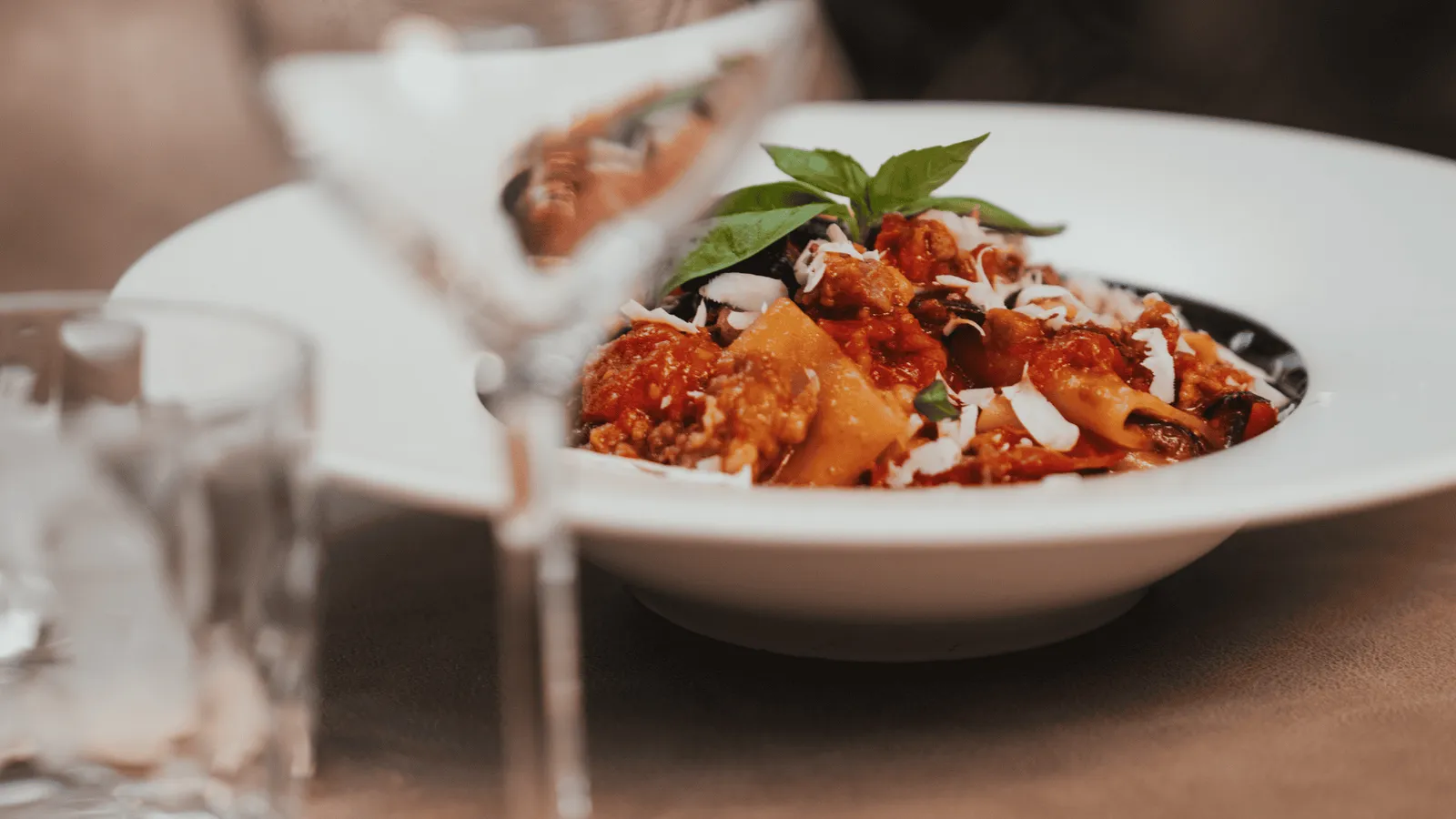 Pâtes au ragù et basilic frais