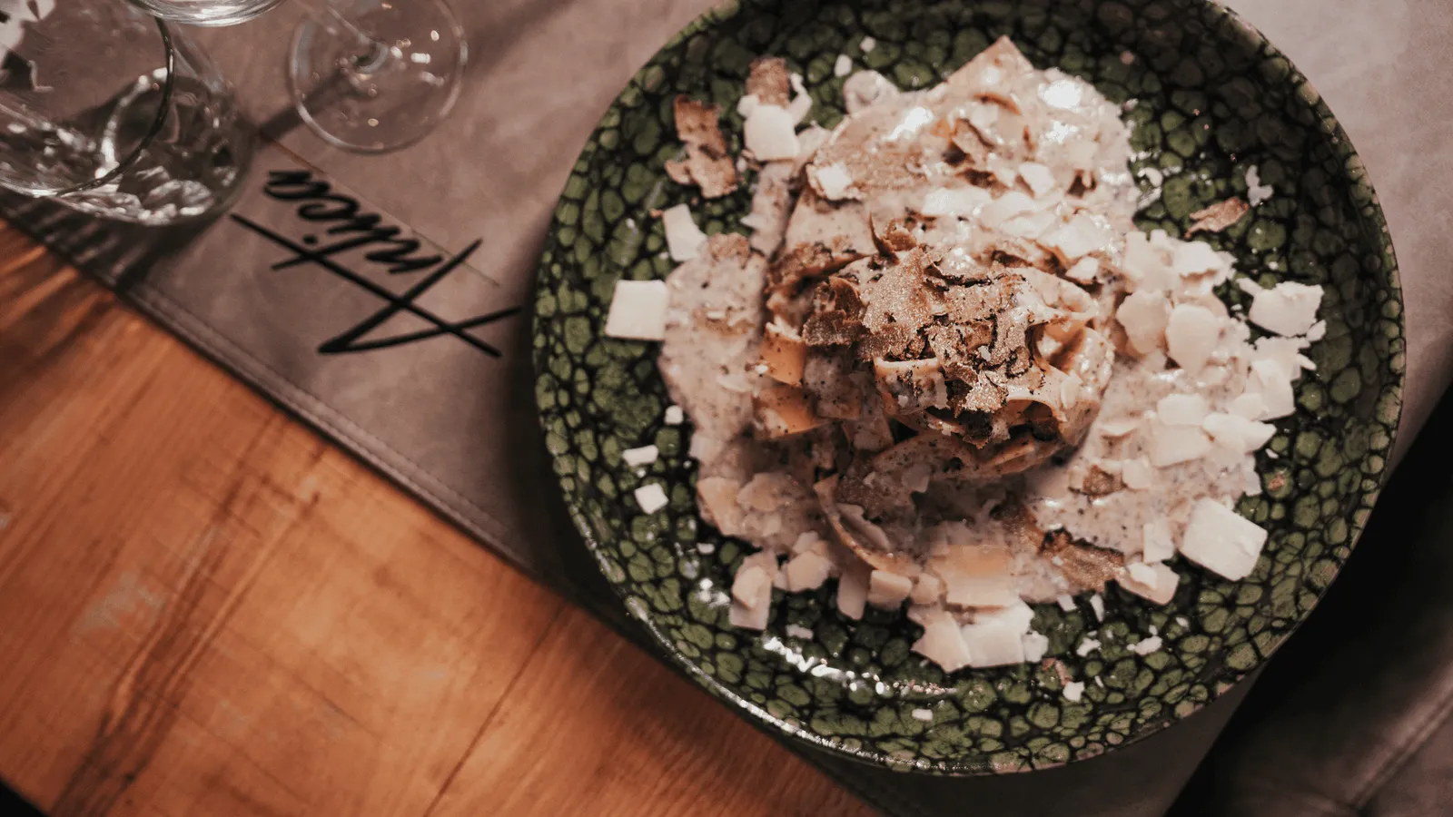 Pâtes à la truffe et copeaux de parmesan