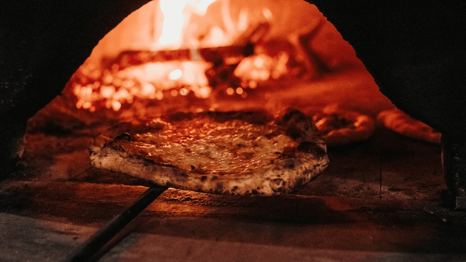Pizza napolitaine à la sortie du four à bois