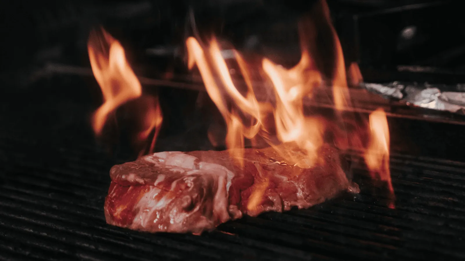 Steak saisi à la flamme sur le grill